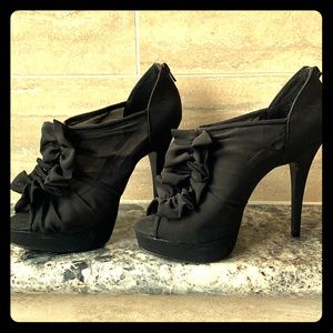 Chinese Laundry Size 9 Black Frill Pumps